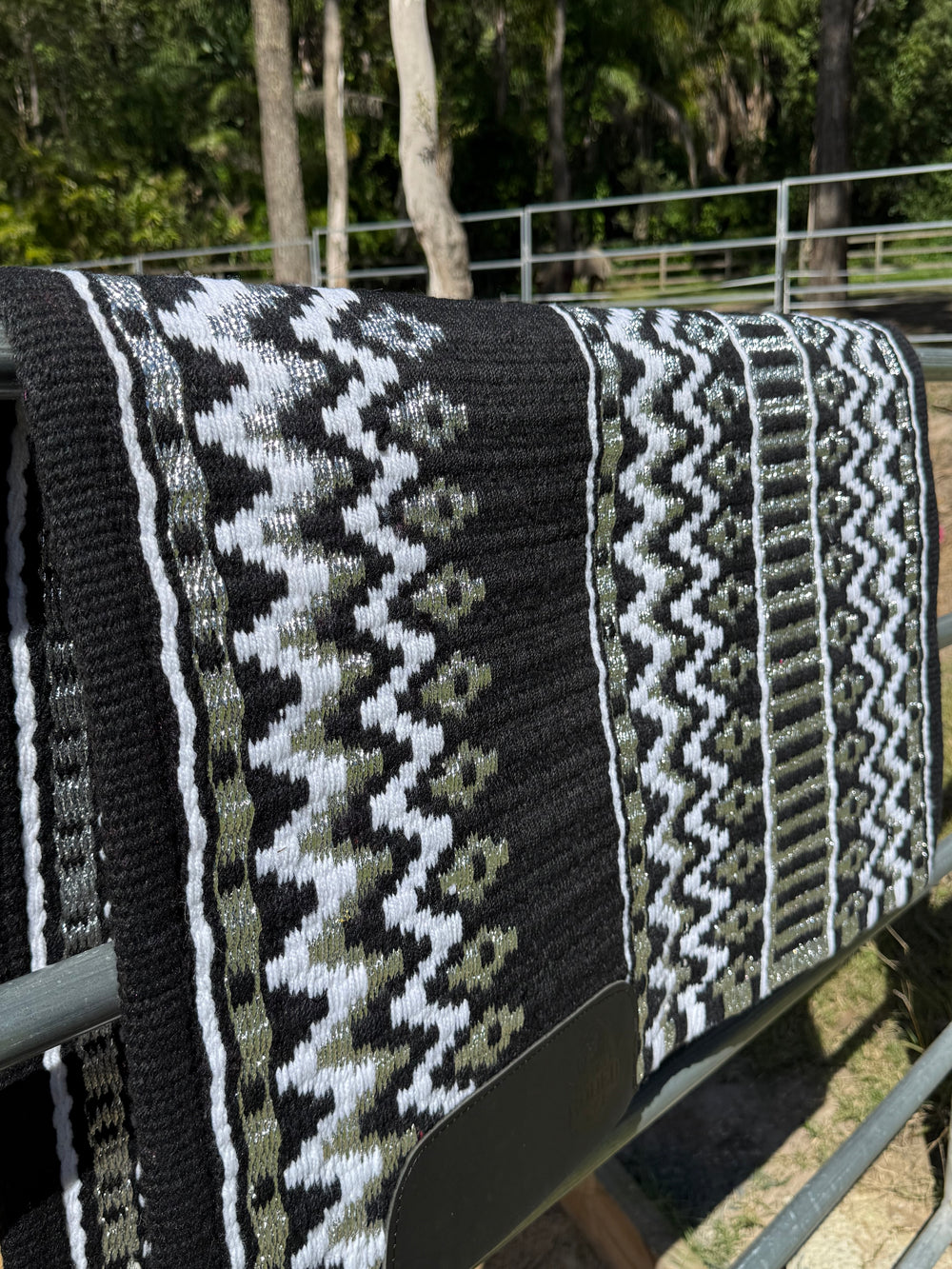 Show Pad - Bling Black White Silver